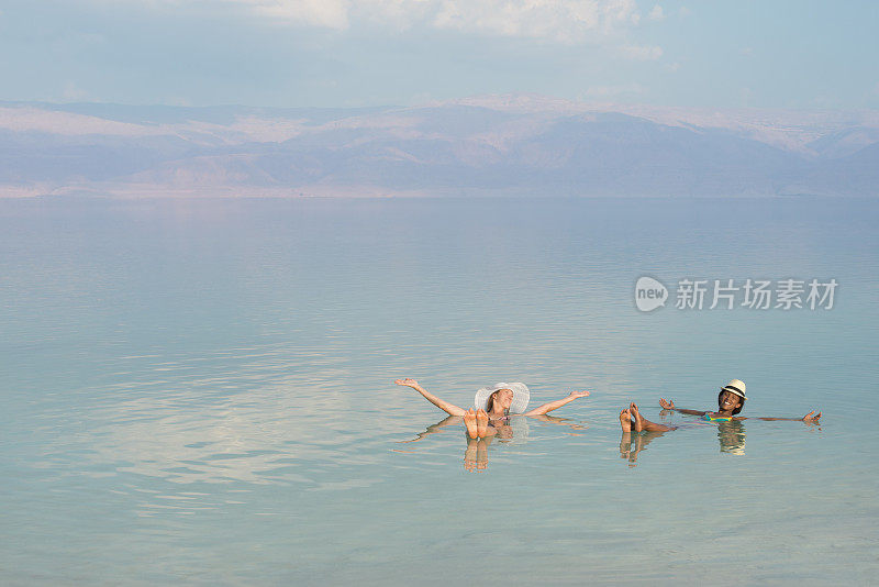 和朋友一起漂浮在死海。