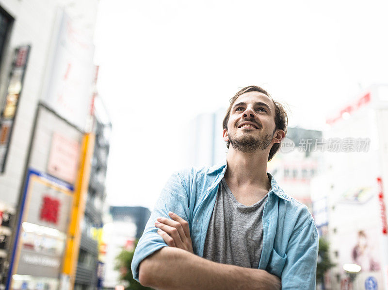 东京涩谷的一名游客抬头仰望