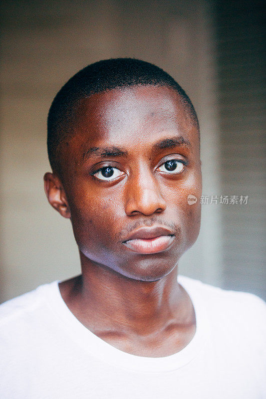 萨凡纳市中心年轻黑人的肖像