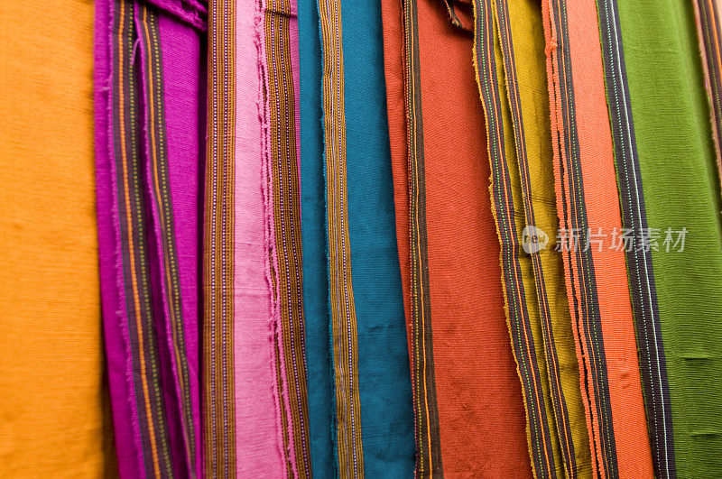 一排排彩色毯子
