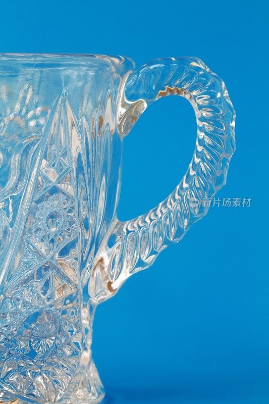 宏观特写的水晶玻璃糖碗与装饰蚀刻