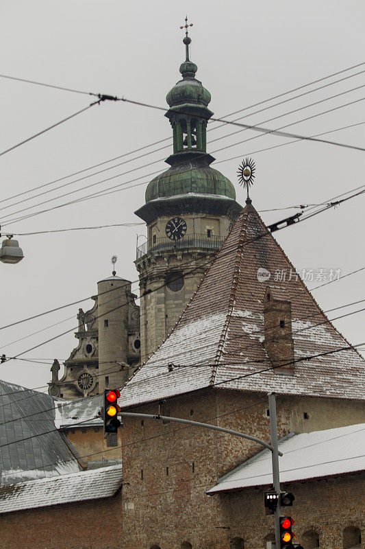 冬季乌克兰利沃夫历史悠久的老建筑屋顶