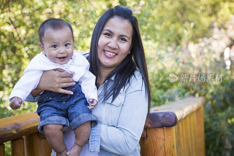 一位菲律宾妈妈在外面抱着她年幼的儿子。