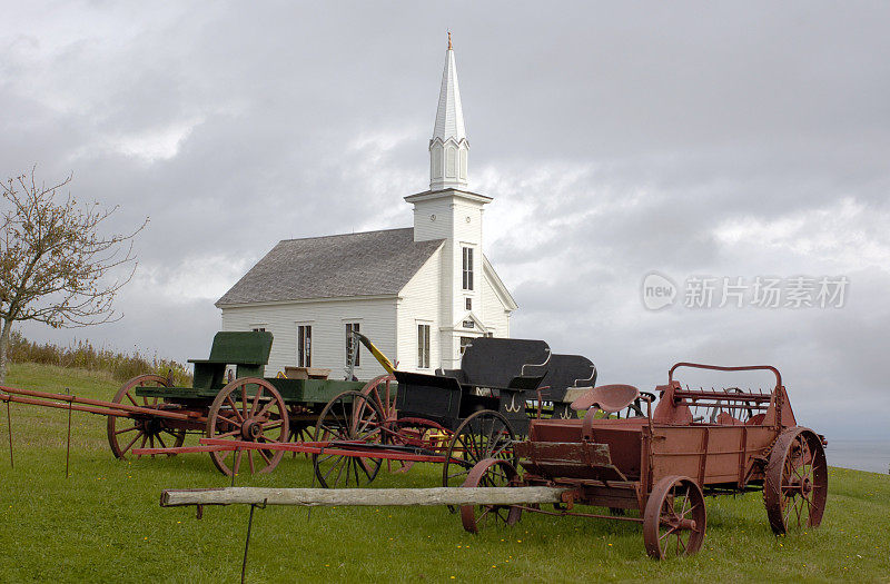 乡村风景:教堂和古老的农场设备。