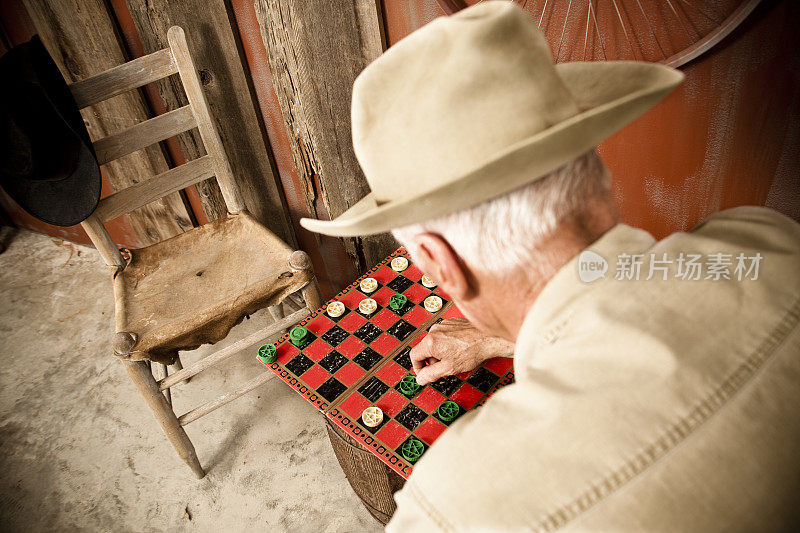 正在下棋的老头儿，他的搭档走了。