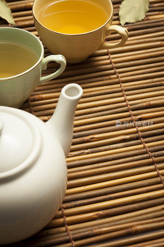 竹席上的亚洲茶具