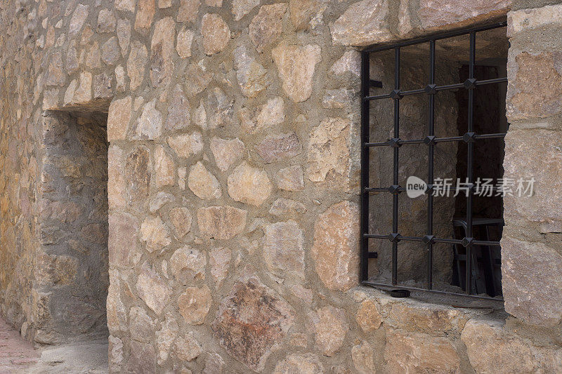 石墙和旧铁条窗