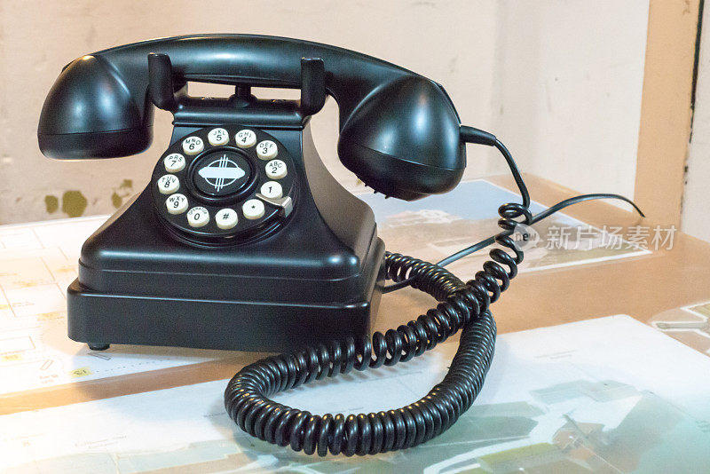 旧的黑色胶木电话