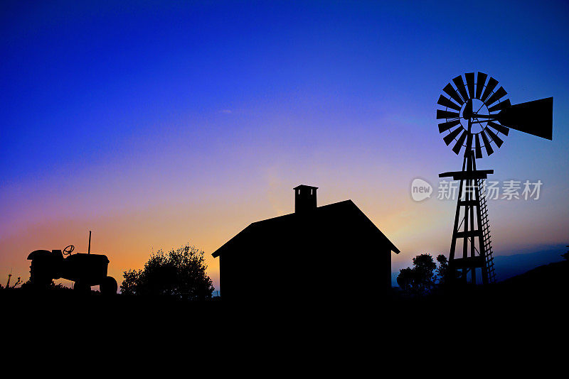 农用拖拉机，房子和风车的剪影。