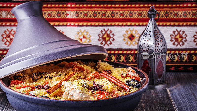 传统的摩洛哥塔吉尼鸡与干果和spi