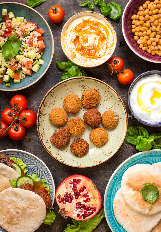 餐桌上的中东传统菜肴