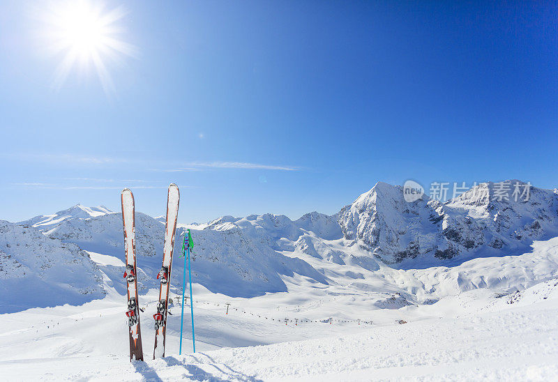 山坡上的高山和滑雪设备