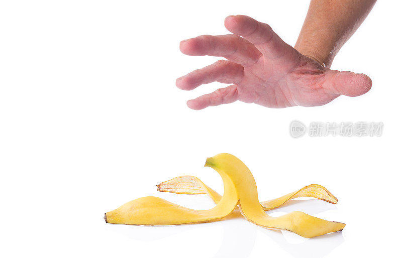 一个人的手伸向剥了皮的香蕉皮