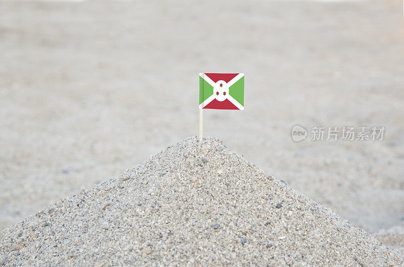 海滩上挂着布隆迪国旗