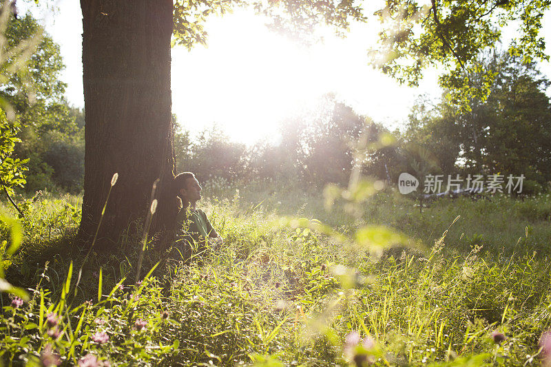 年轻人在森林里奔跑