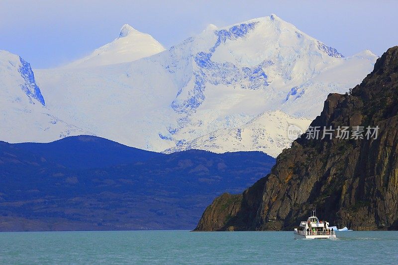 巡游冒险:乘船进入阿根廷湖冰川乌普萨拉，巴塔哥尼亚