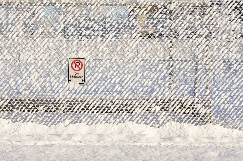 加拿大，冬天雪地围栏上不准停车