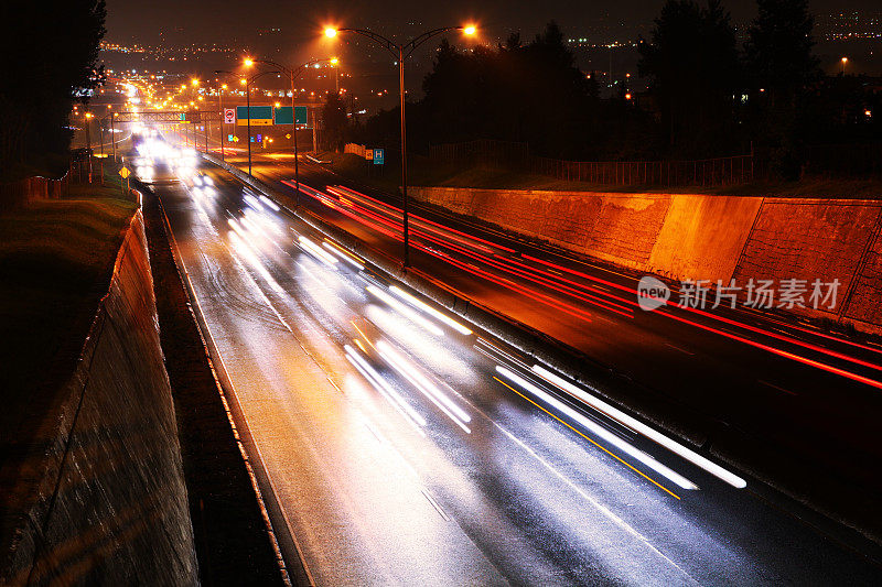 夜间高速公路上的交通灯