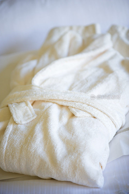 浴袍叠在床上