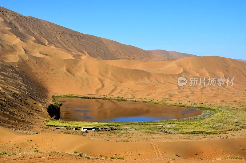 内蒙古巴丹吉林沙漠的一个湖泊