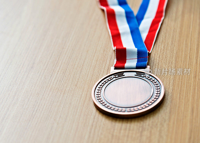 单枚铜牌放在木桌上
