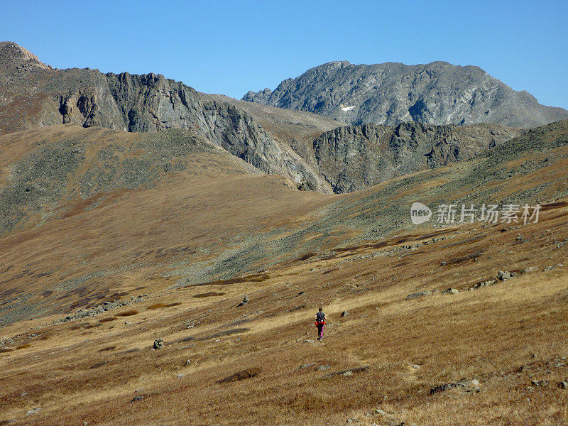 女性步道跑大陆分水岭阿拉帕霍峰科罗拉多落基山脉