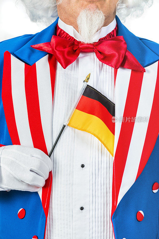 山姆大叔从翻领上扯下一面小小的德国国旗