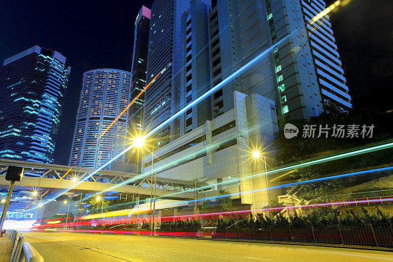 香港市内夜间的交通状况