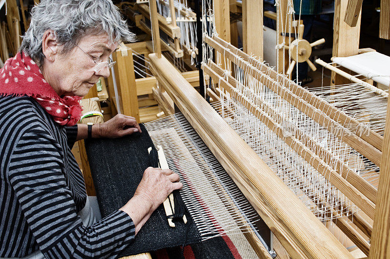 织布工在织布机上工作