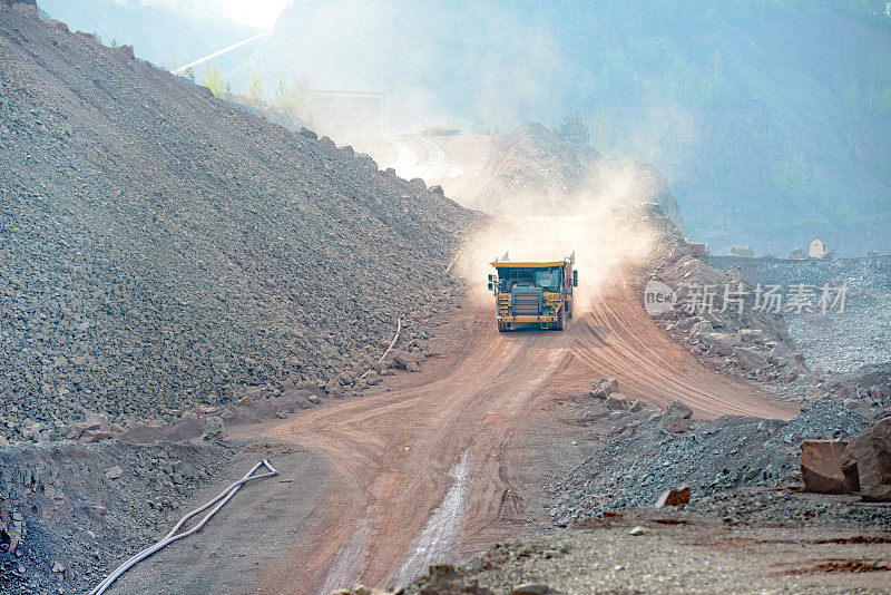 露天矿山采石场道路上的自卸车