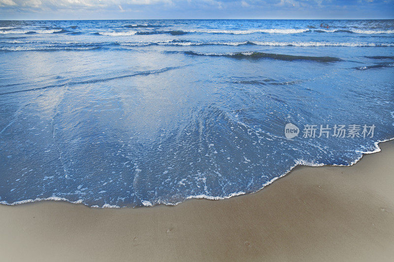 海浪涌向海滩