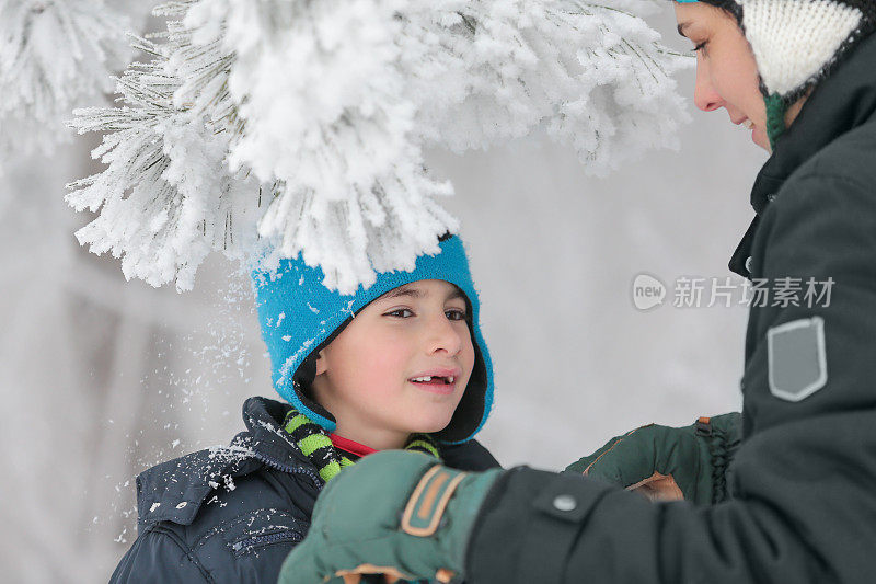 母亲和儿子在雪地上