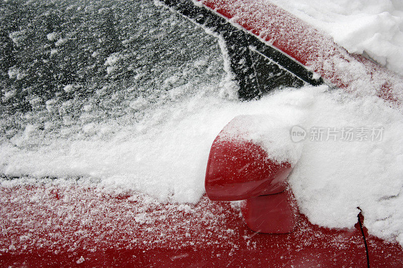 车停在雪