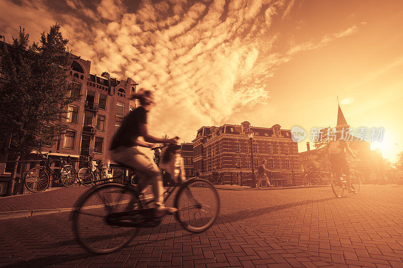 日落时分在阿姆斯特丹骑自行车