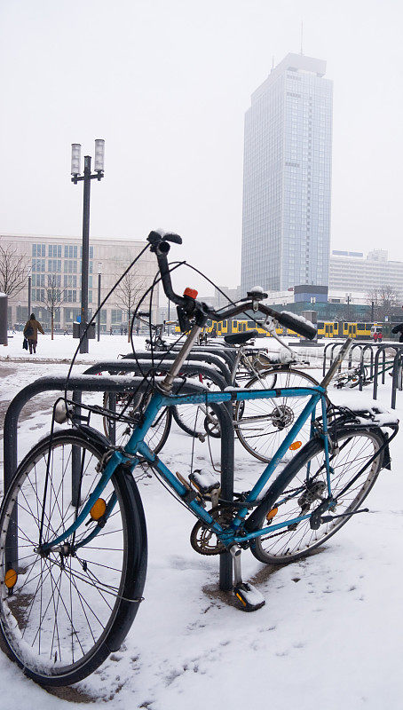 亚历山大广场和自行车在冬天