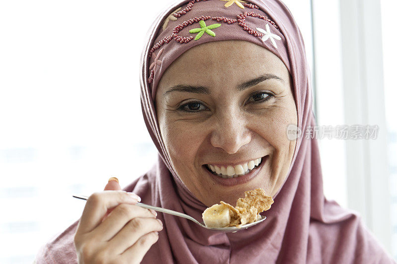 穆斯林妇女吃早餐