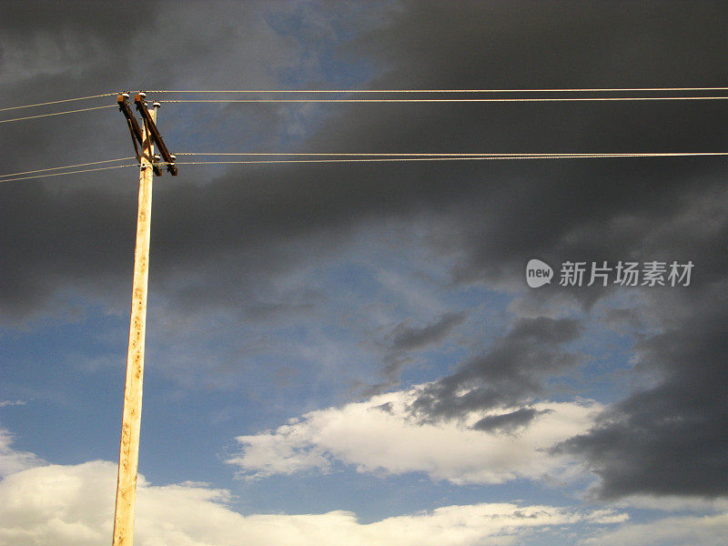 公用事业电话杆风暴天空