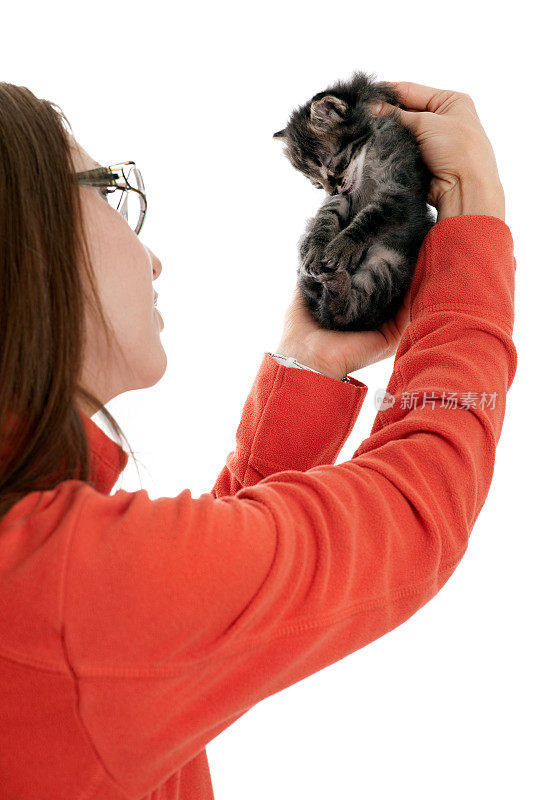 年轻女子抱着小猫