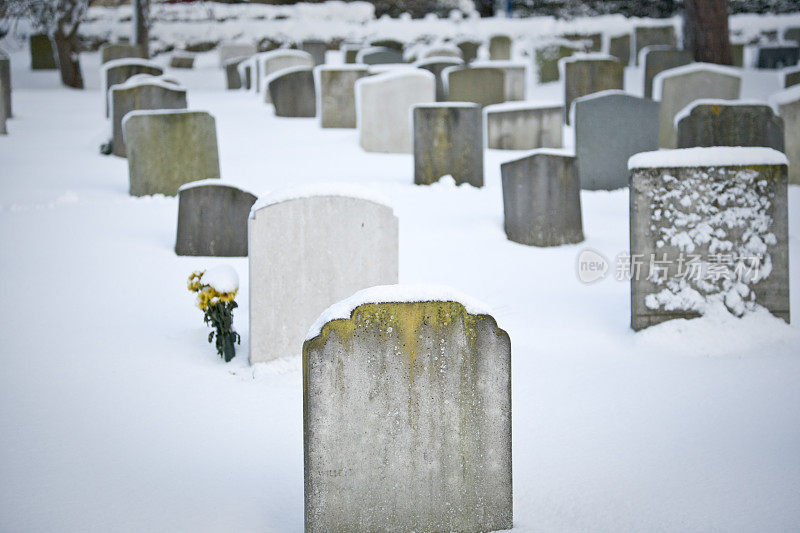 雪中的教堂墓地和坟墓