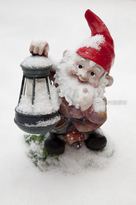 白雪中戴着红帽子的小矮人
