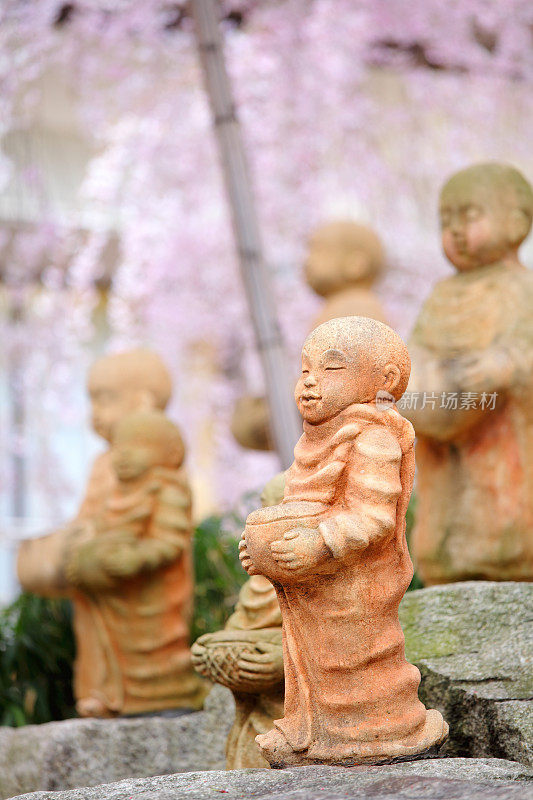 樱花树下的日本雕像