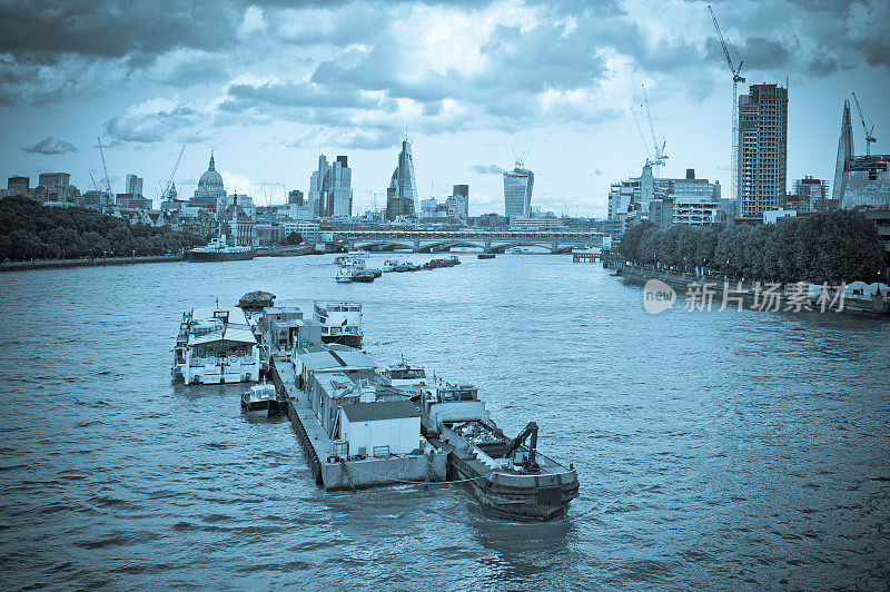 伦敦泰晤士河上空的地平线
