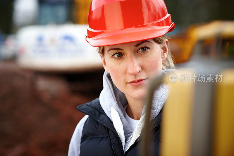 年轻女性建筑工人在工地