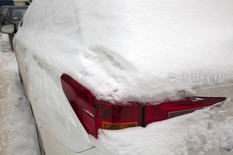 雪下的汽车