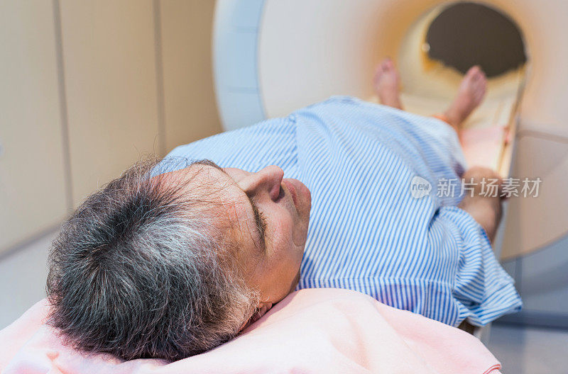 成年男子接受核磁共振扫描的特写。