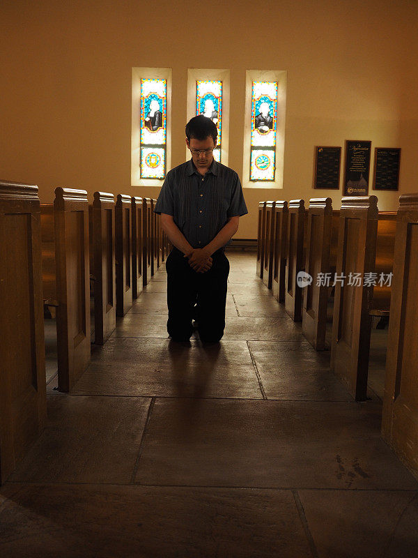 男人在教堂祈祷