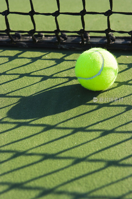 网球的影子。