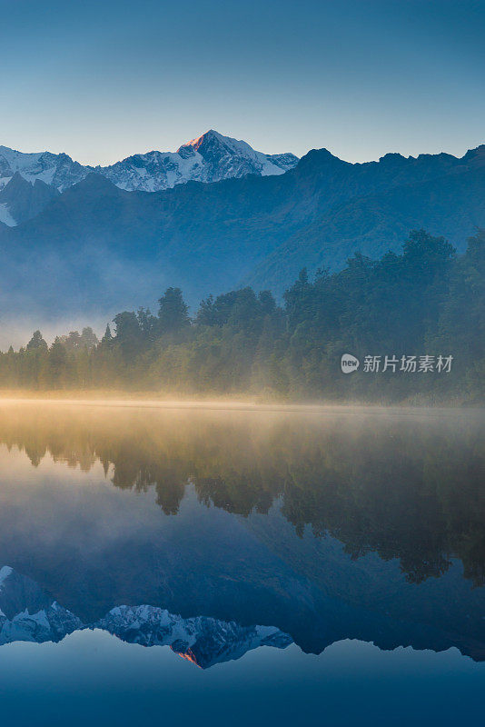 新西兰马锡森湖的库克山