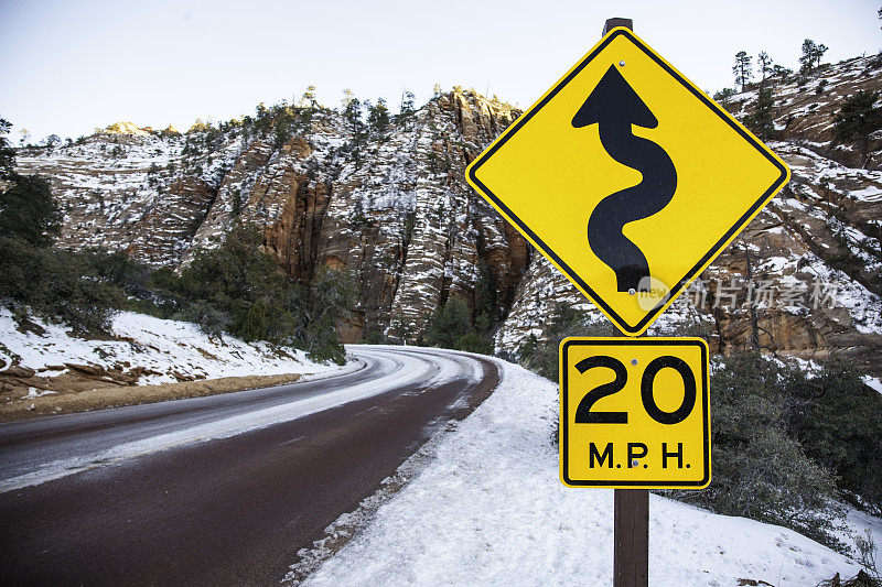 冰雪弯道风景优美的冬季道路