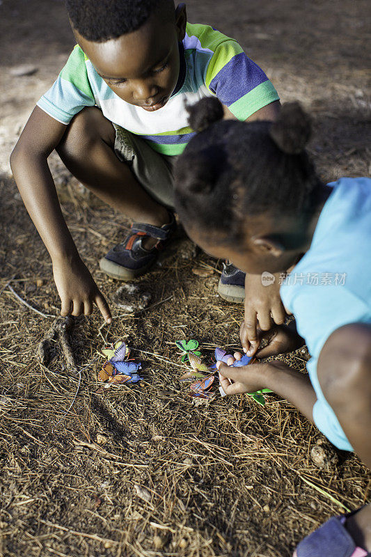 两个非洲小孩在森林里玩耍
